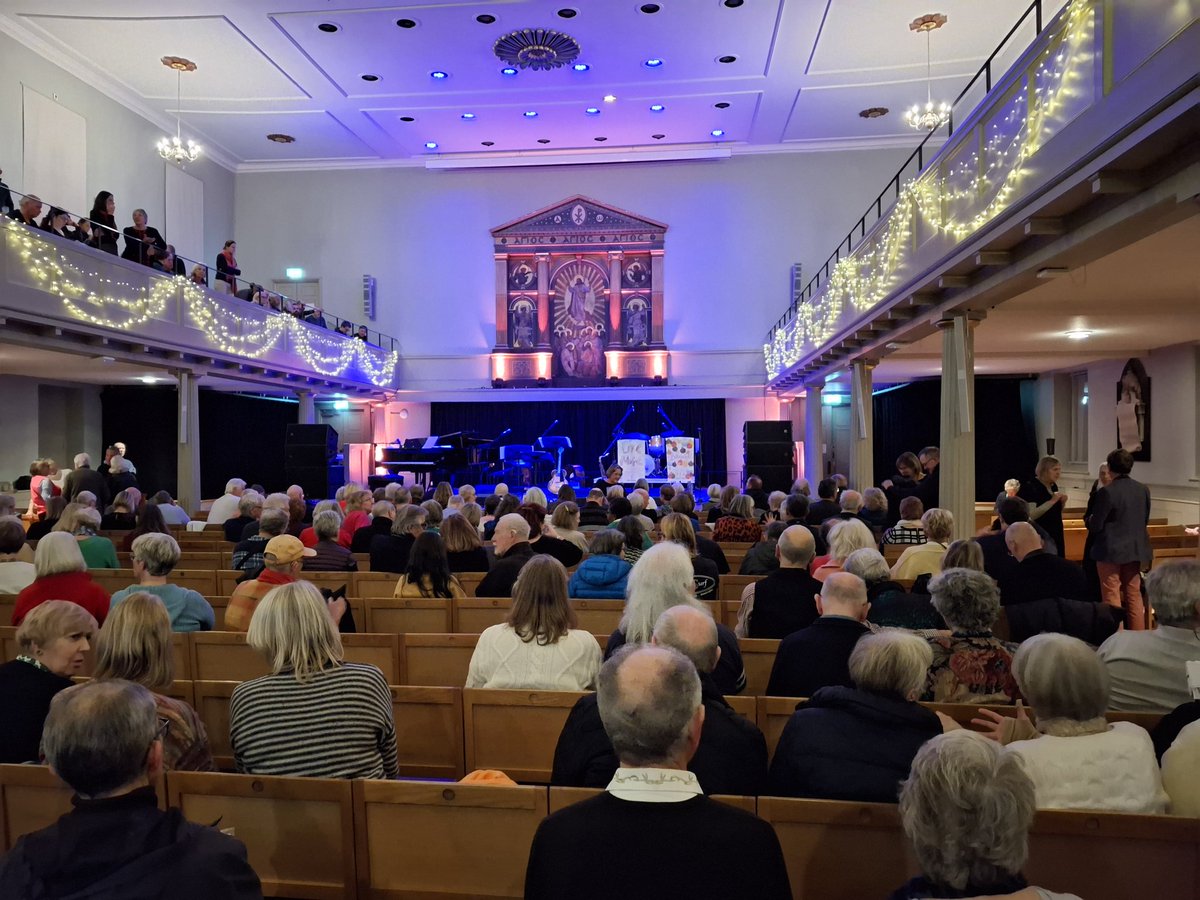 StephensLDN's tweet image. A great show tonight from @clareteal @stgeorgesbris Started off a regular show but got more Christmas as the show progressed. And it's still November!