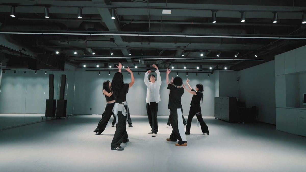 whatthekpop1's tweet photo. #SuperJuniorM's #Zhoumi shares the dance practice video for the Chinese version of #ExGames. #kpop #cpop @ZHOUMI_official
https://t.co/aK5861uwnC https://t.co/fYen6U3wHq
