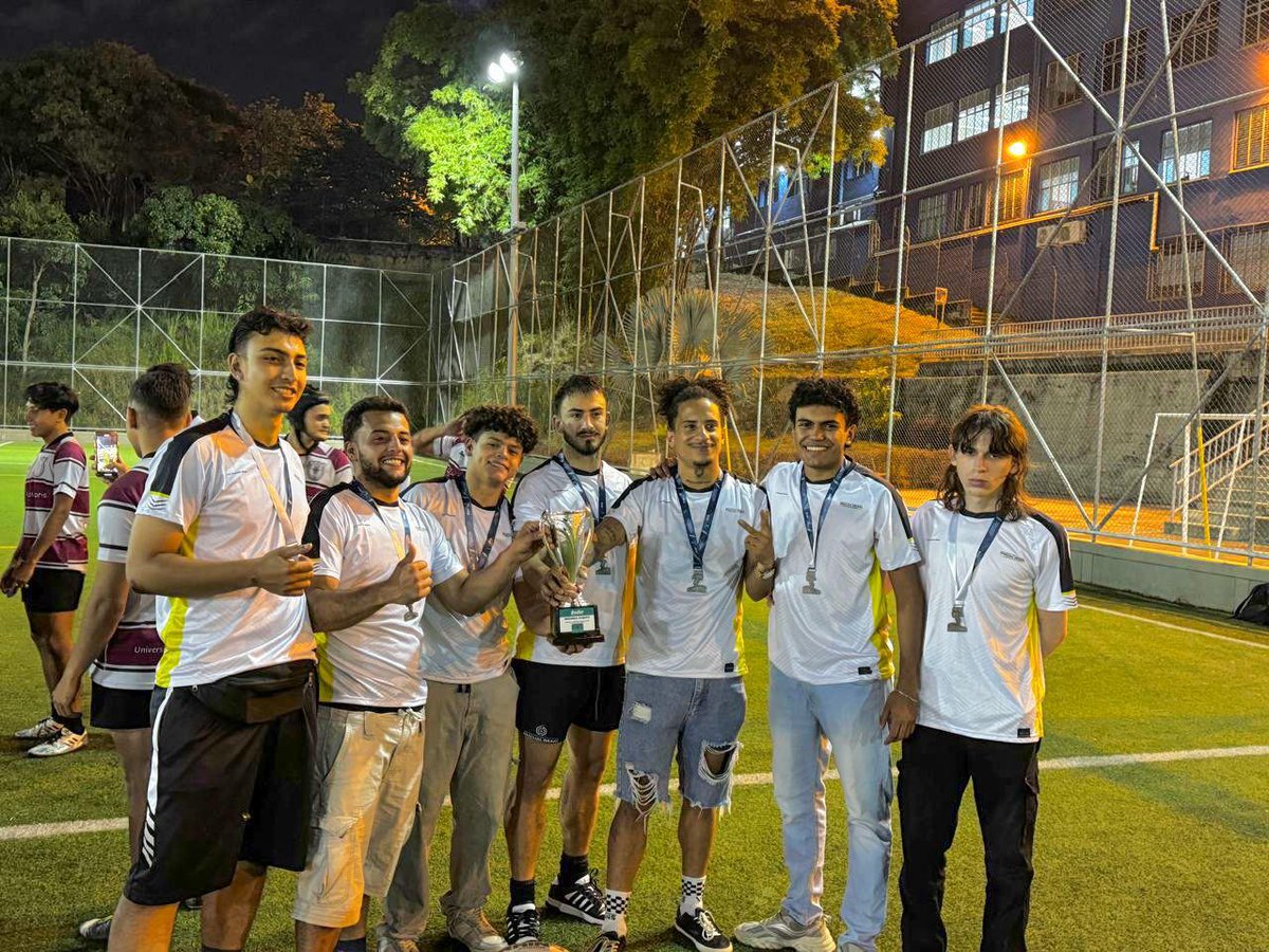 🏉💪 ¡Qué orgullo! 💙 Nuestro equipo de Rugby Seven masculino ganó el segundo lugar en el Torneo Universitario del INDER.🥈Felicitamos a cada jugador y a su entrenador por este gran logro que demuestra trabajo en equipo, esfuerzo y pasión. ¡Gracias por llevarnos a lo más alto!