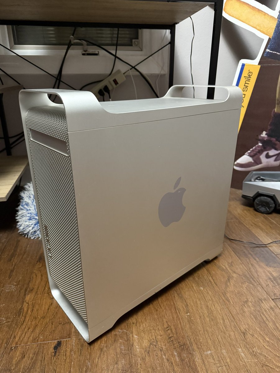 daunknownez's tweet image. Went to my moms for thanksgiving and she said I think I have one of your old computers in the basement ... I forgot about this tank @Apple #apple #powermac