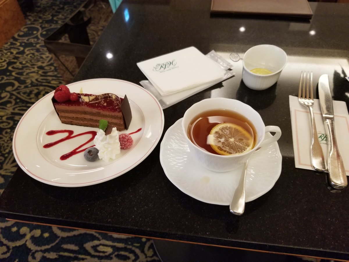 hello_anmitsu's tweet photo. この日、私は、日本橋のホテルのカフェで、原稿の最終確認を終えた。これで、ひとまず安堵。後日、担当者から、修正点の反映された完成原稿が届いた。もうこれ以上は直せない。私は、ほとんど読まず、完成原稿を書棚にしまった。もうすぐ、クリスマスだ(*'ω'*)
@hello_anmitsu
#ロイヤルパークホテル https://t.co/ozZ8mzlat0