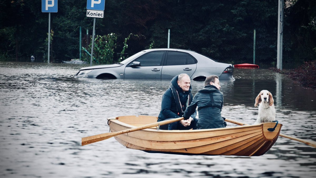 luminevultus's tweet image. Dwóch panów na łódce i pies 🫣 czyli tzw. jaja z pogrzebu. Bo cóż tym biednym ludziom, co tyle ucierpieli w #powodź2024, zostało? Tylko gorzki i szaleńczy śmiech 🤷‍♀️🥲