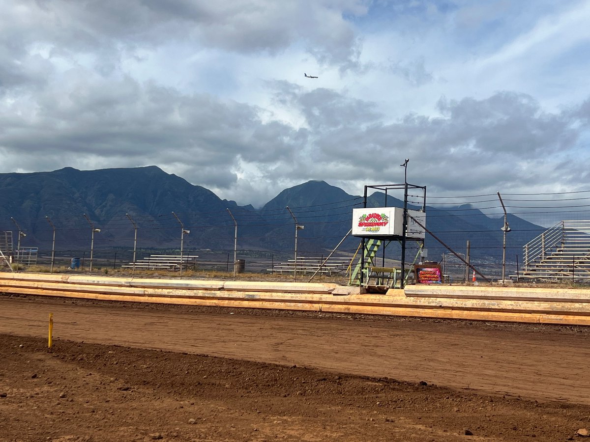AfterBurnerPerf's tweet image. While vacationing in Maui last week, we stopped at Paradise Speedway. Deb had hoped to surprise me with a race while there, but their dirt track championship and final race of the year was the Saturday before we arrived. In addition to the dirt track, they also have a drag strip.