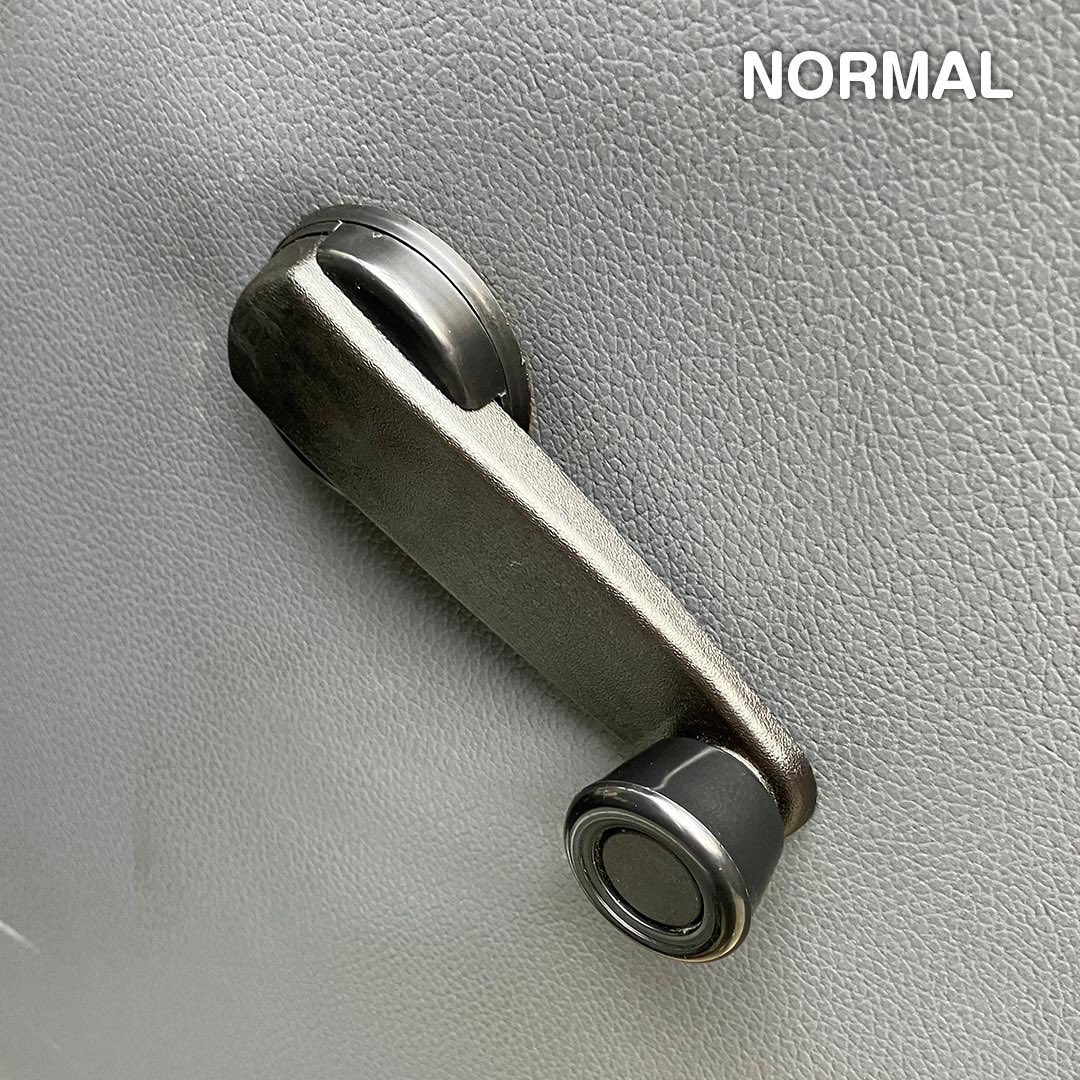 uazlife's tweet photo. 所謂、窓開けハンドルのWindow Lifter Handleですが、ノーマルはプラスティックなので、金属製のものに変更！
でもやっぱりパワーウインドウ化したいから誰かに譲ろうかな^_^
#uaz
#uaz2206
#bukhanka
#jubilee
#ワズ
#ブハンカ
#ロシア車
#車中泊
#オートキャンプ
#車中泊diy
#オフロード
#キャンプ https://t.co/1Ctre2Iwaq