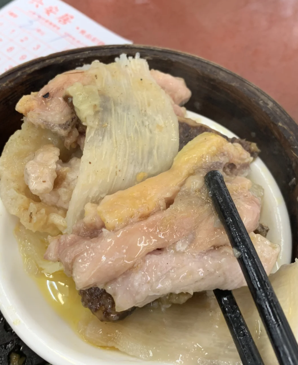 DamscSutton's tweet photo. おはようございます。おいしいチャーシューパンから一日が始まります。😂 https://t.co/Q7v92SnIhR