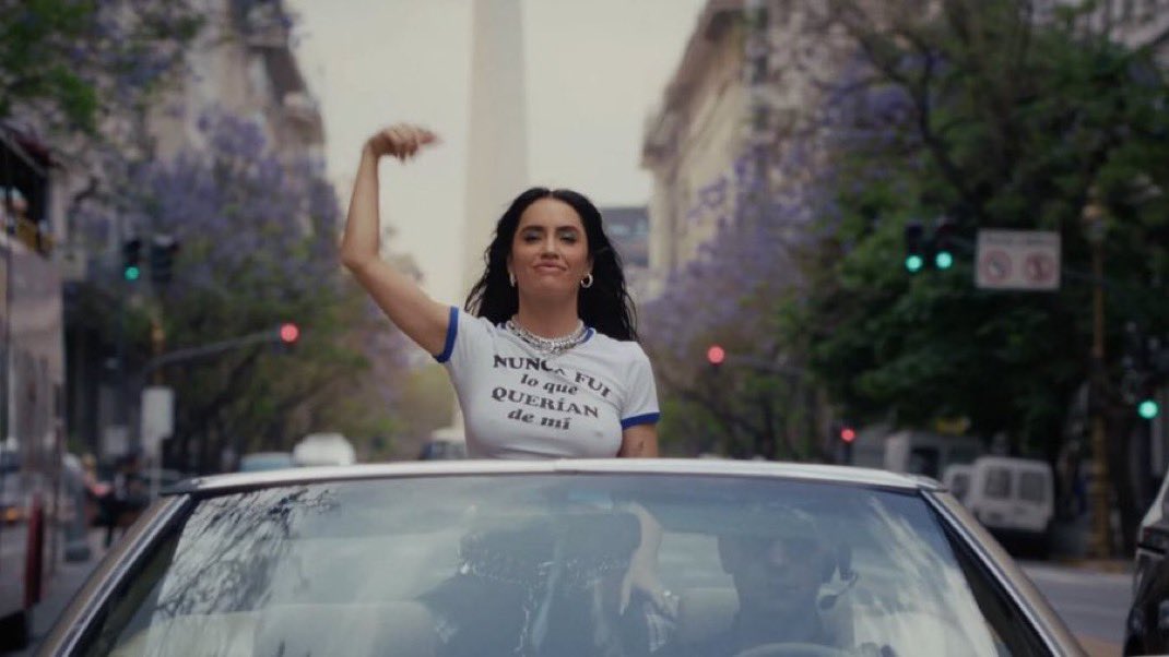 N1cFAM's tweet photo. Ella es una rockstar y lo sabe @lalioficial https://t.co/3dkovq2w3R