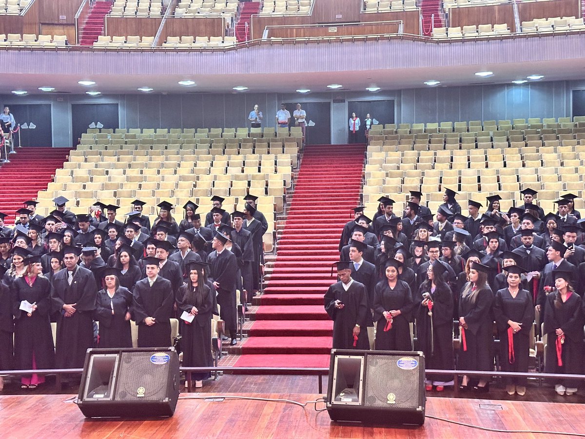 dirderechoucv's tweet photo. En un hermoso y significativo acto en nuestra Aula Magna de la UCV, impusimos las medallas a los nuevos abogados y politólogos de la República, que egresan de la @fcjpucv_ve ¡Viva la Universidad! https://t.co/HTh30VpMUz