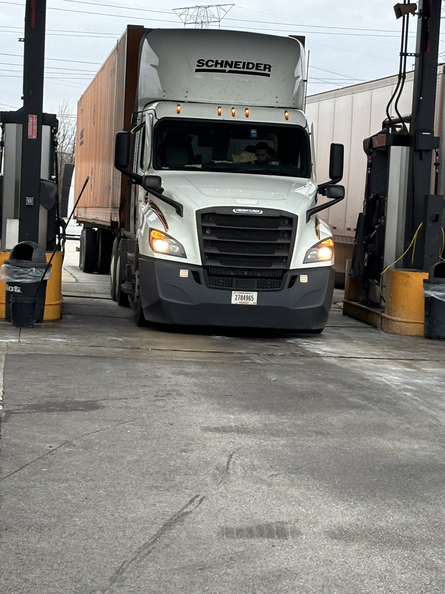 jaminjack's tweet image. .
Pull in minooka il at a pilot to get fuel 

This Schneider idiot is eating blocking a fuel lane not taking fuel delaying truckers from getting home for thanksgiving
