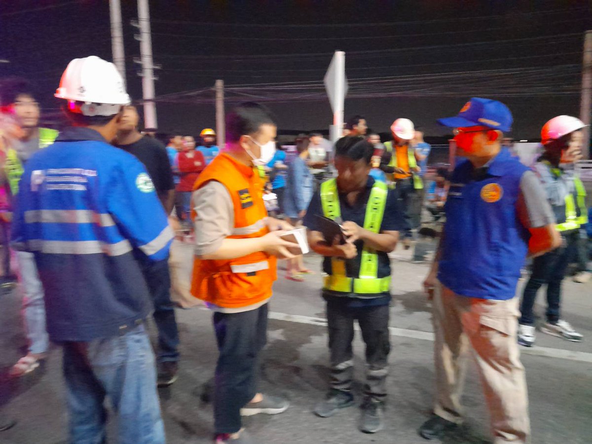fm91trafficpro's tweet photo. เวลาประมาณ 04.00 น. (29 พ.ย.67)  เกิดเหตุคานเหล็กและปูนซึ่งเป็นวัสดุอุปกรณ์ก่อสร้างสะพาน ที่กำลังก่อสร้างทางยกระดับ บนถนนพระราม 2 พื้นที่ ต.คอกกระบือ อ.เมือง จ. สมุทรสาคร ช่วงตลาดสดมหาชัยเมืองใหม่ กม.21+100 ทรุดตัวลงมา ส่งผลให้มีผู้เสียชีวิต และผู้ได้รับบาดเจ็บ

สำนักงานป้องกันและบรรเท���สาธารณภัย จังหวัดสมุทรสาคร อยู่ระหว่างลงพื้นที่เพื่อรวบรวมข้อมูล รายละเอียดจะรายงานให้ทราบต่อไป

เช็กการจราจร 06.30 น. การจราจรติดขัดมาก ถนนพระราม 2 ขาออก ท้ายแถวสะสม กม.16 และขาเข้า กทม.มีชะลอดูเหตุ ท้ายแถวสะสม กม.23 แนะใช้ถนนเพชรเกษม - ถนนพุทธสาคร เพื่อเลี่ยงเส้นทางดังกล่าว #รายงานจราจร #รถติด