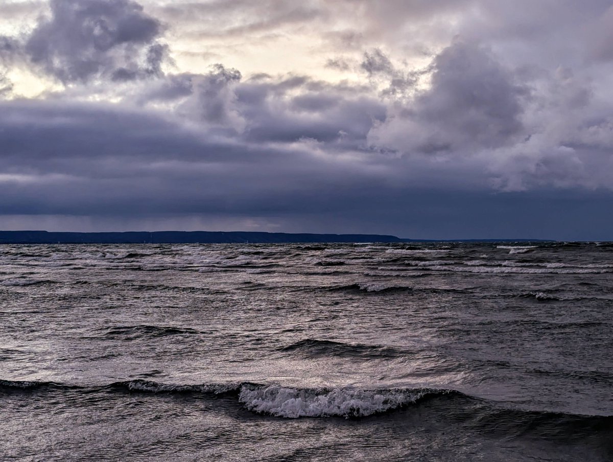 CornersParadise's tweet photo. 28 November 2024 #wasagabeach #sunset #stormynight #windynight @jimsut10 https://t.co/TrdEbvft8h