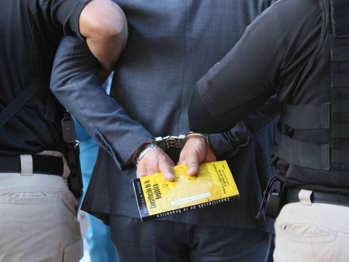 ReportarsinMied's tweet image. 🚨#ATENCIÓN|

📸 En histórica fotografía quedó registrado el momento donde la #ATIC capturó a uno de los asesores del Presidente del Congreso Nacional, Luis Redondo. 

🔗 Esposado y con la Constitución de la República en mano, fue llevado René Adán Tomé y otro personal del CN.