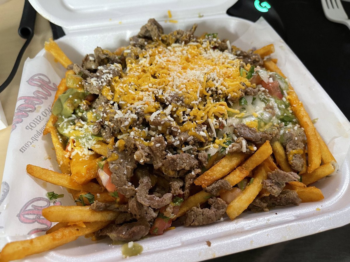 VegasIssues's tweet photo. Thankful for Roberto’s carne asada fries. https://t.co/ktFXzZfhJb