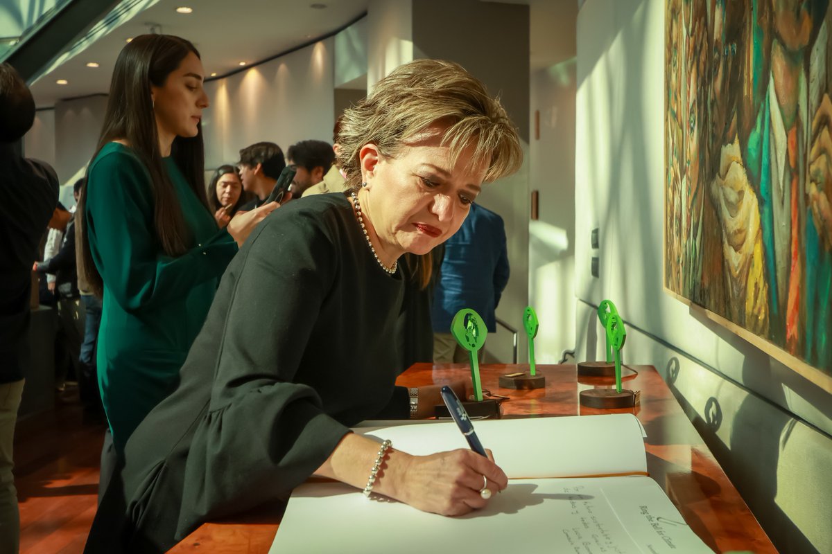 BMVMercados's tweet photo. 🤝 La transición hacia una economía baja en carbono requiere colaboración. Gobiernos, empresas e inversionistas deben trabajar juntos para impulsar la adaptación y resiliencia frente al cambio climático.
#RingTheBellForClimate https://t.co/Ik2rWM8UwR