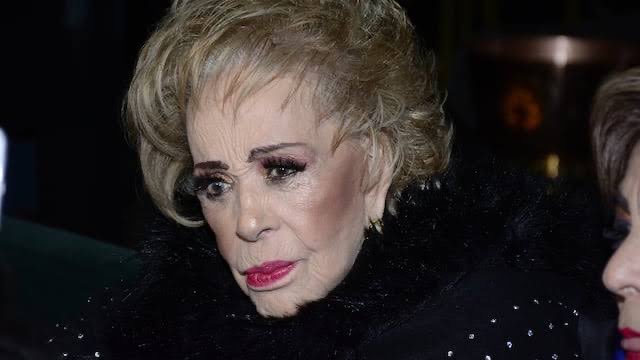 perezdiazmx's tweet photo. #URGENTE | ⚪️ 
Adiós a una leyenda. 

Murió Silvia Pinal.

La última ‘Diva del Cine de Oro’ partió hace unos momentos.

Información en desarrollo. https://t.co/WaGIH7aNQM