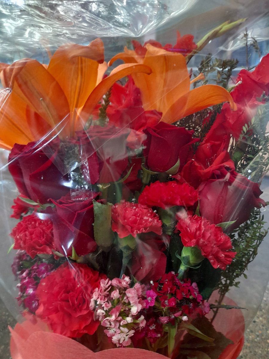 renuneza's tweet photo. Soy de hacer detalles , aunque este detalle fue para la graduación de mi ahijada , pero me considero un romántico a la antigua , lastima que no hay mujer que lo aprecie , pero que me queda el consuelo y la felicidad, que le puedo dar todo ese amor, cuidado y atenciones a mi madre https://t.co/ZlMyX0mBEi