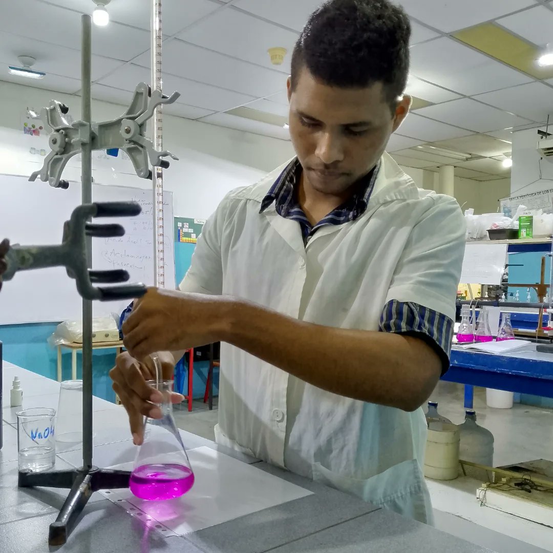 PNFQuimica20's tweet photo. #BitácoraDeLaboratorio Nº 155-PNFQuímica
Jueves, 28 de noviembre de 2024. #LabQuíUPTBolívar participantes del Trayecto II del #PNFQuímica realizaron la práctica: DETERMINACIÓN DE ÁCIDO ACETILSALICÍLICO (AAS) EN ASPIRINA® MEDIANTE RETROTITULACIÓN ÁCIDO – BASE.
#AprendemosHaciendo https://t.co/nPu01lbf5m