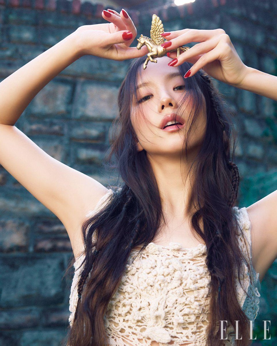 ELLE_KOREA's tweet photo. #ELLEinterview #지수 #JISOO @officialBLISSOO

"올해가 제 인생의 새로운 전환점이 됐다면 내년은 시작점이 되지 않을까 해요."

🔗https://t.co/FHZnapyKU3 https://t.co/NQ2SmCig8A