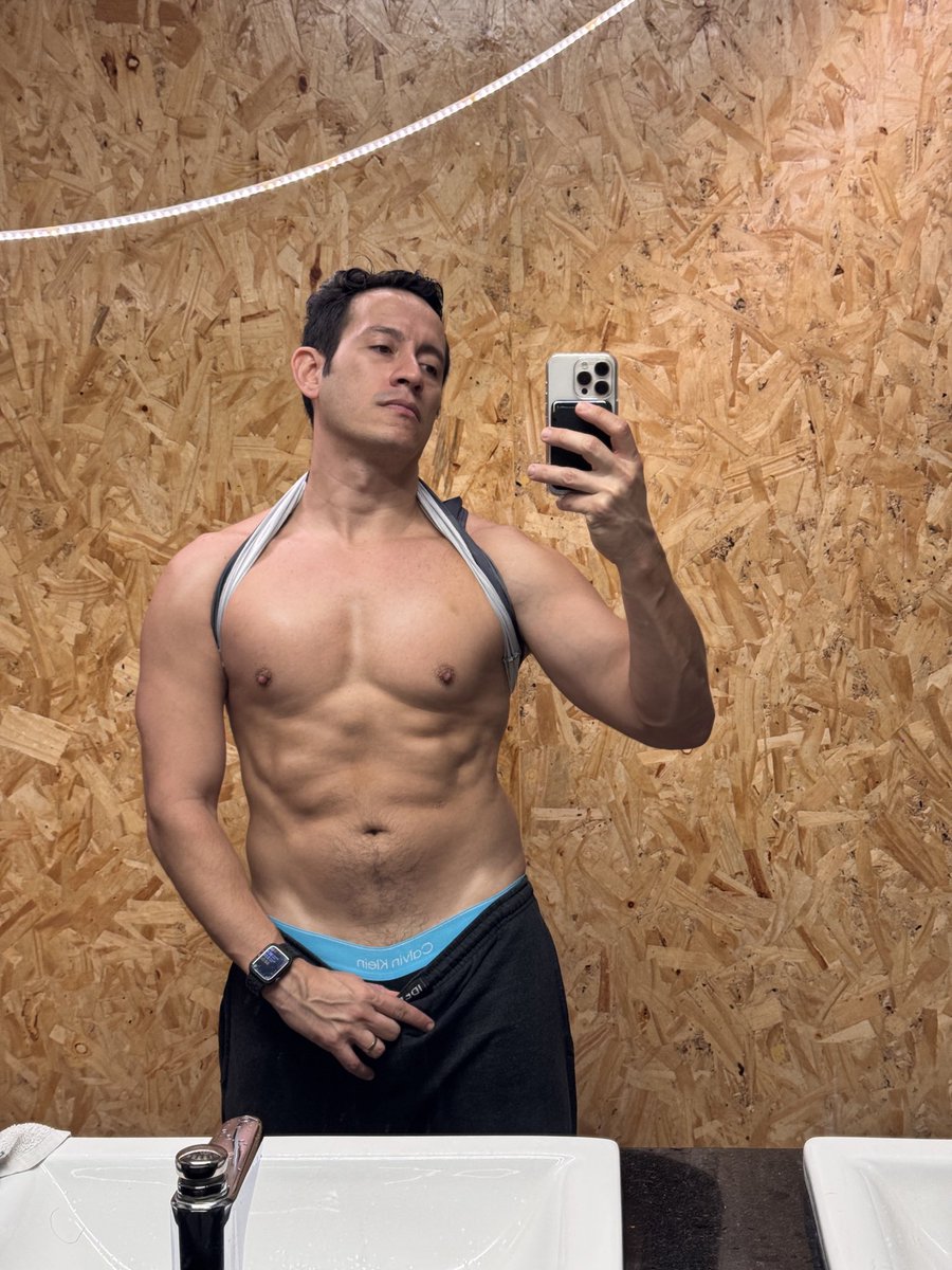 frivera100's tweet photo. Un poco de postureo en el gimnasio https://t.co/S0HNNEWdOJ