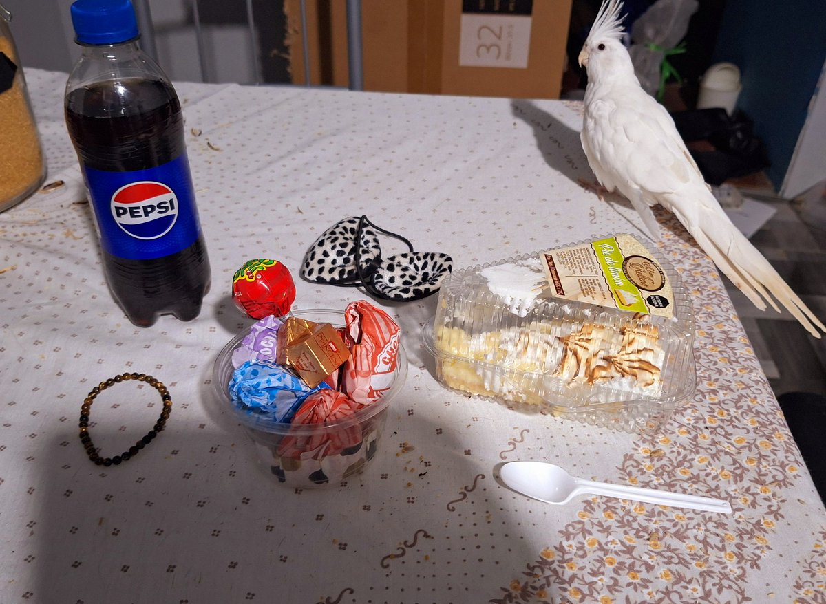 Algunas de las cositas que me regalaron en el trabajo! Algunas ya las comi sjjsjs les agradezco mucho (ahi mi Cali de fondo)