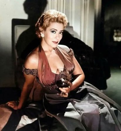 pozoledark's tweet photo. RT @audioramanoti: Muere Silvia Pinal, primera actriz y diva de la Época de Oro del cine mexicano, a los 94 años. https://t.co/HNIQlN0NYX
