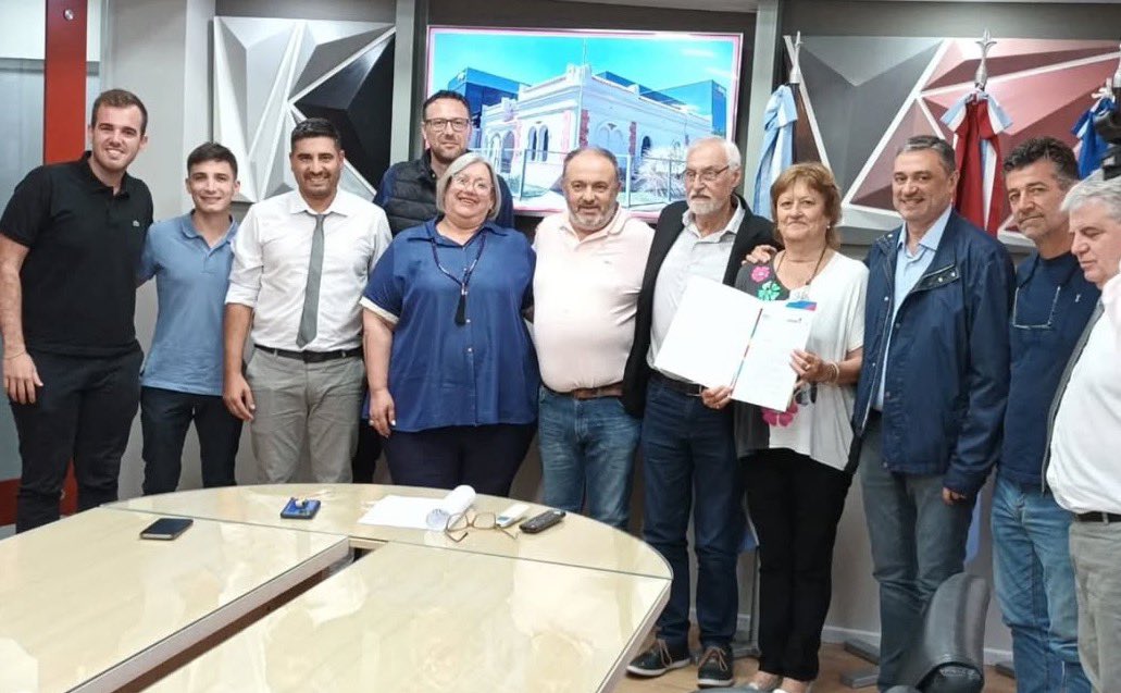 Martín Bergese (@bergesemartin) on Twitter photo 🤝Desde el <a href="/MinCoopCba/">Ministerio de Cooperativas y Mutuales</a> entregamos un aporte de $20 millones a Mutual Centro Comercial de #Porteña, que será destinado a renovación de equipamiento tecnológico. 🤙El Programa de Fortalecimiento comienza a llegar a cada punto de nuestra geografía provincial. 🤝Desde el <a href="/MinCoopCba/">Ministerio de Cooperativas y Mutuales</a> entregamos un aporte de $20 millones a Mutual Centro Comercial de #Porteña, que será destinado a renovación de equipamiento tecnológico. 🤙El Programa de Fortalecimiento comienza a llegar a cada punto de nuestra geografía provincial.