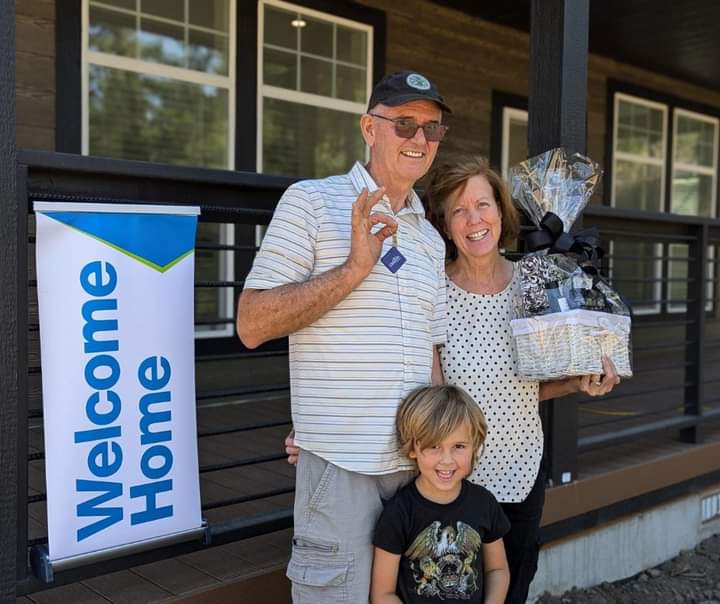 AnthonySim34722's tweet image. Congratulations 🎉 to you all to Hope you enjoy your new home 🏠🥰