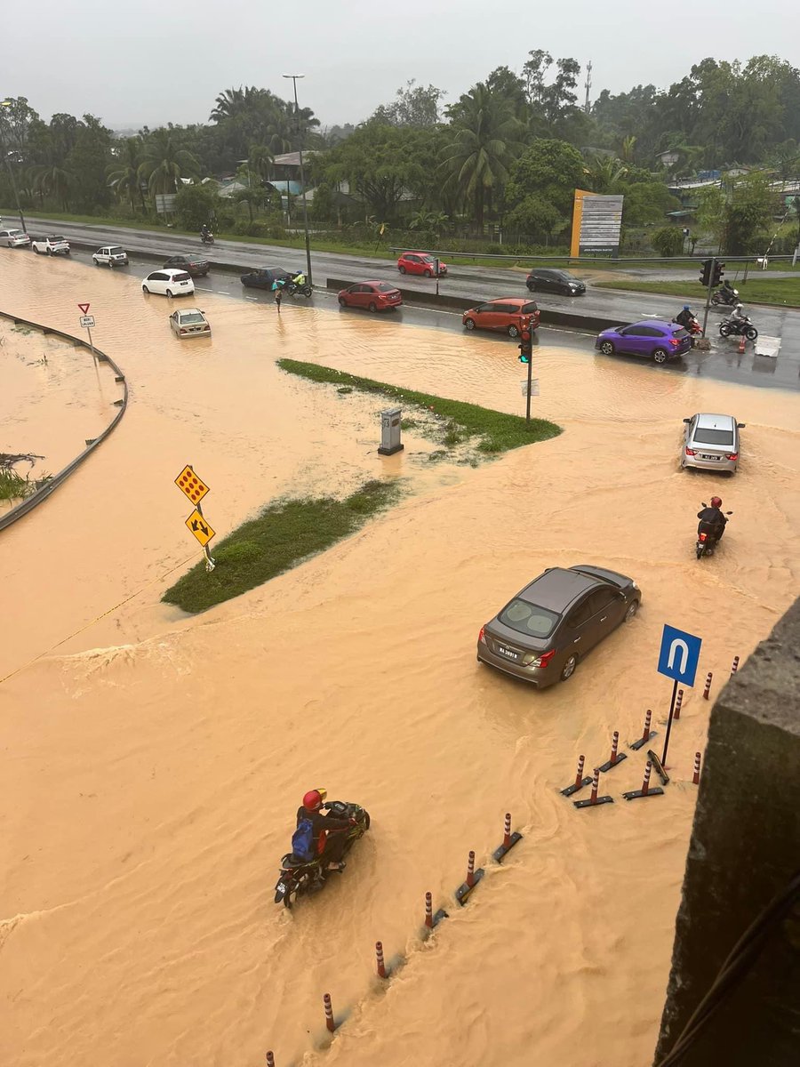 Twt_Cyberjaya's tweet photo. Keadaan terkini banjir dekat area Kota Warisan - Salak Tinggi. 

Laluan yang ditutup:
• KLIA - Kota Warisan
• Kota Warisan- Salak Tinggi

Laluan Alternatif:
✅ Dari Putrajaya exit ke Serenia
       untuk ke KLIA.
✅ Dari Kota Warisan exit ke Ayamas
       untuk ke KLIA. https://t.co/iFdfHQFRZx