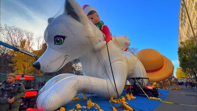 PooltoyWolf's tweet image. I love how everyone is checking out the new girl 👀 Noorah is DEFINITELY my new fave 💙
#MacysParade
#Inflatable