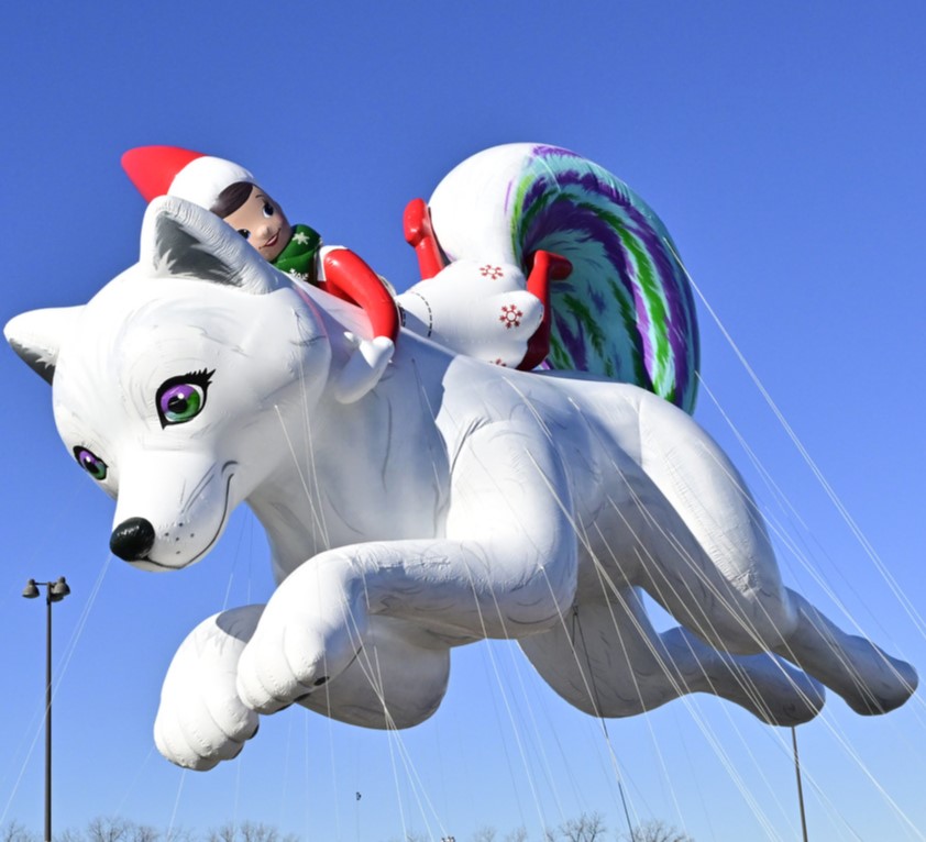 PooltoyWolf's tweet image. I love how everyone is checking out the new girl 👀 Noorah is DEFINITELY my new fave 💙
#MacysParade
#Inflatable