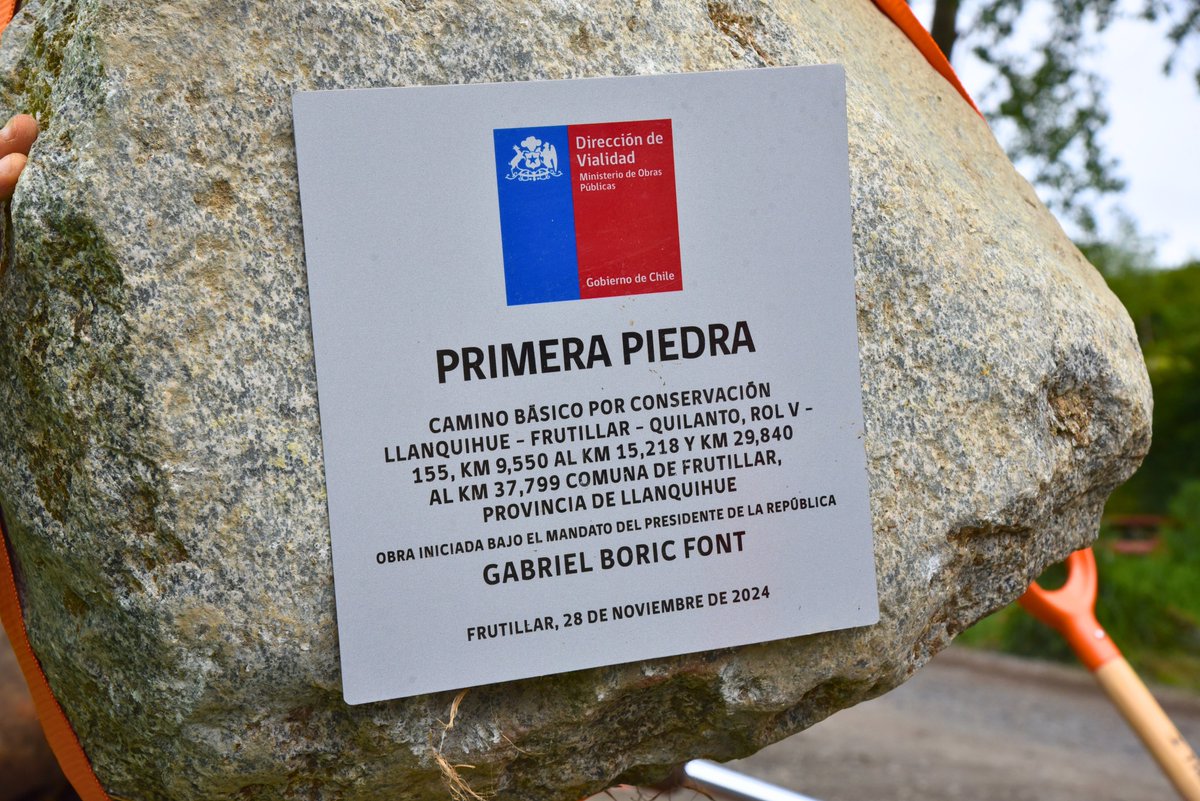 Seremi de Obras Públicas de la Región de Los Lagos, Juan Fernando Alvarado, presidió la ceremonia de colocación de la primera piedra de las obras de pavimentación del camino Quebrada Honda y de la conexión Los Bajos – Quilanto. Implica una inversión de $4.161 millones.