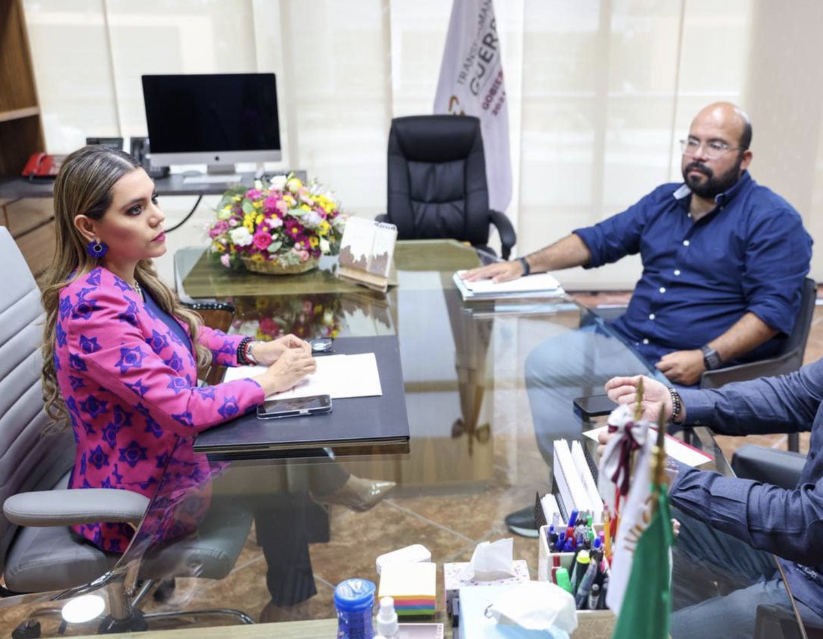 $1 millón 125 mil pesos

Eso cuesta el reloj del brazo derecho de <a href="/EvelynSalgadoP/">Evelyn Salgado Pineda</a> y Secretario de Finanzas de Guerrero, <a href="/RicardoSMz/">Ricardo Salinas Méndez</a>.

$1,125,000.00

Austeridad del Bienestar.