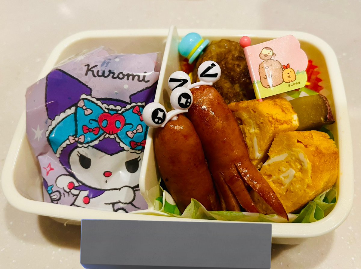 dozen_2nd's tweet photo. 偏食子持ちの母による遠足のお弁当変遷。
今回、保育園最後の遠足（予定）
クロミちゃんとすみっこ沢山使いました。

おかず変わり映えしなかったけど、外では完食してくれるようになったので感慨深い｡ﾟ(ﾟ´ω`ﾟ)ﾟ｡
ちなみに本日中身は「おにぎりとさつまいもだけでいい」と言われました😇 https://t.co/ugb9ssBn8z
