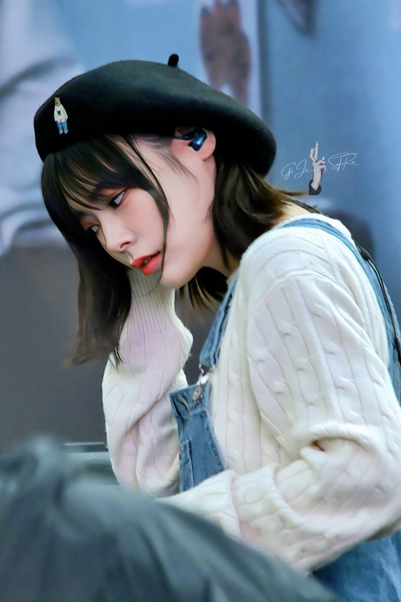 stonecrab79's tweet photo. 이리보고 저리봐도... 아름답다💚
#qwer #시연 #시요밍 #이시연 #siyeon https://t.co/ZhO726nICW