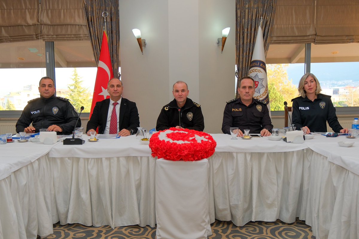 Denizli_Emniyet's tweet photo. Denizli Emniyet Müdürümüz Sayın Yavuz SAĞDIÇ, İl Emniyet Müdürlüğümüz kadrosunda görev yapan sivil memurlarla Polisevi’nde düzenlenen toplantıda bir araya geldi. Toplantıda, sivil memurların görev alanları, iş süreçleri ve çalışma koşulları üzerine değerlendirmelerde bulunuldu. Emniyet Müdürümüz Sayın Yavuz SAĞDIÇ, konuşmasında ekip çalışmasının önemine vurgu yaparak sivil memurların teşkilatın başarısındaki rolüne dikkat çekti. Görüş ve önerilere de yer verilen toplantı, karşılıklı fikir alışverişi ile tamamlandı.