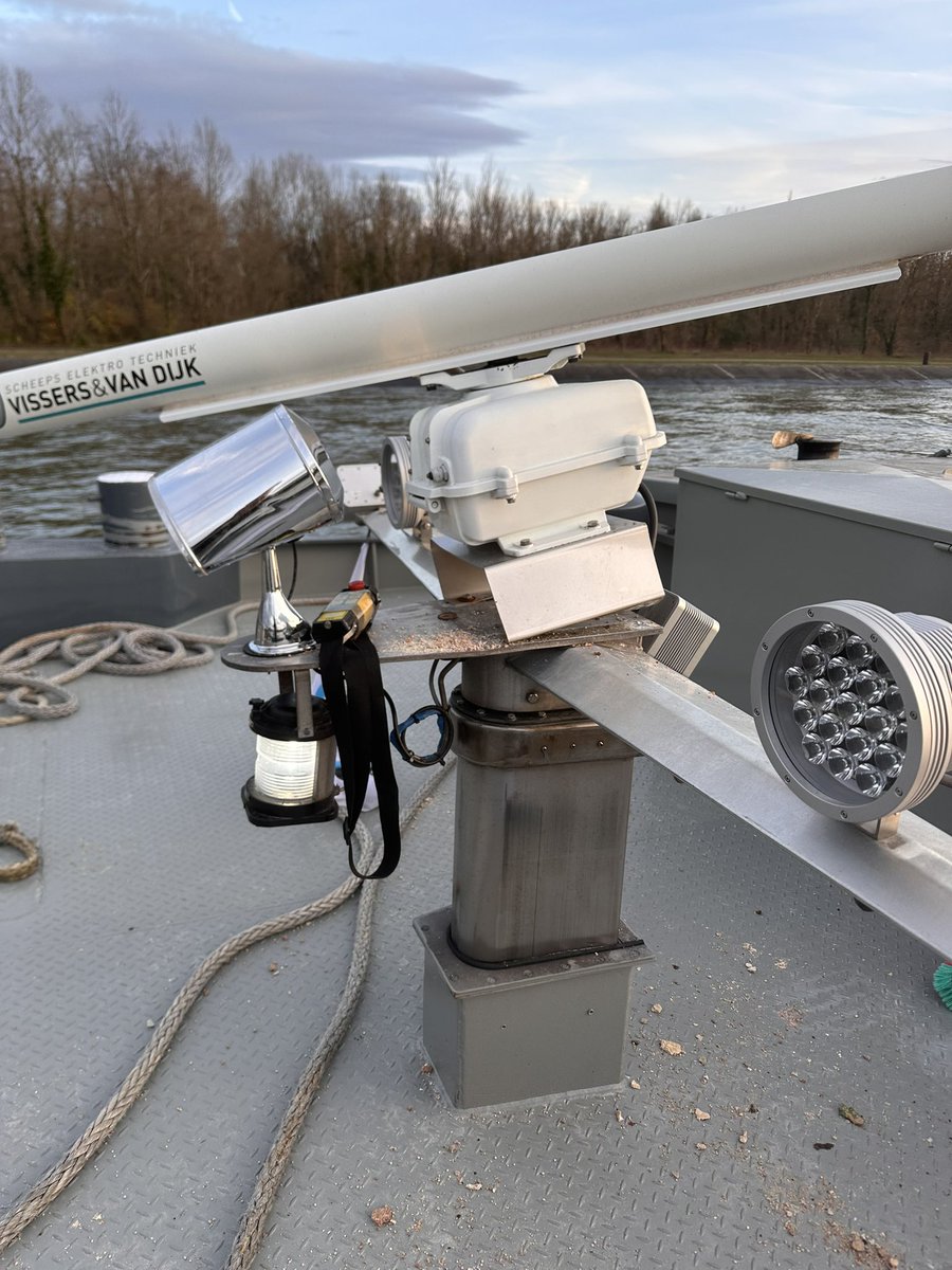 RonaldNavata's tweet photo. @Hobbyverslaafde Zal wel lukken 
Maar mijn vrouw heeft me radar krom gegooid 
Dat vaart toch raar in de mist https://t.co/MOdICA3HMn