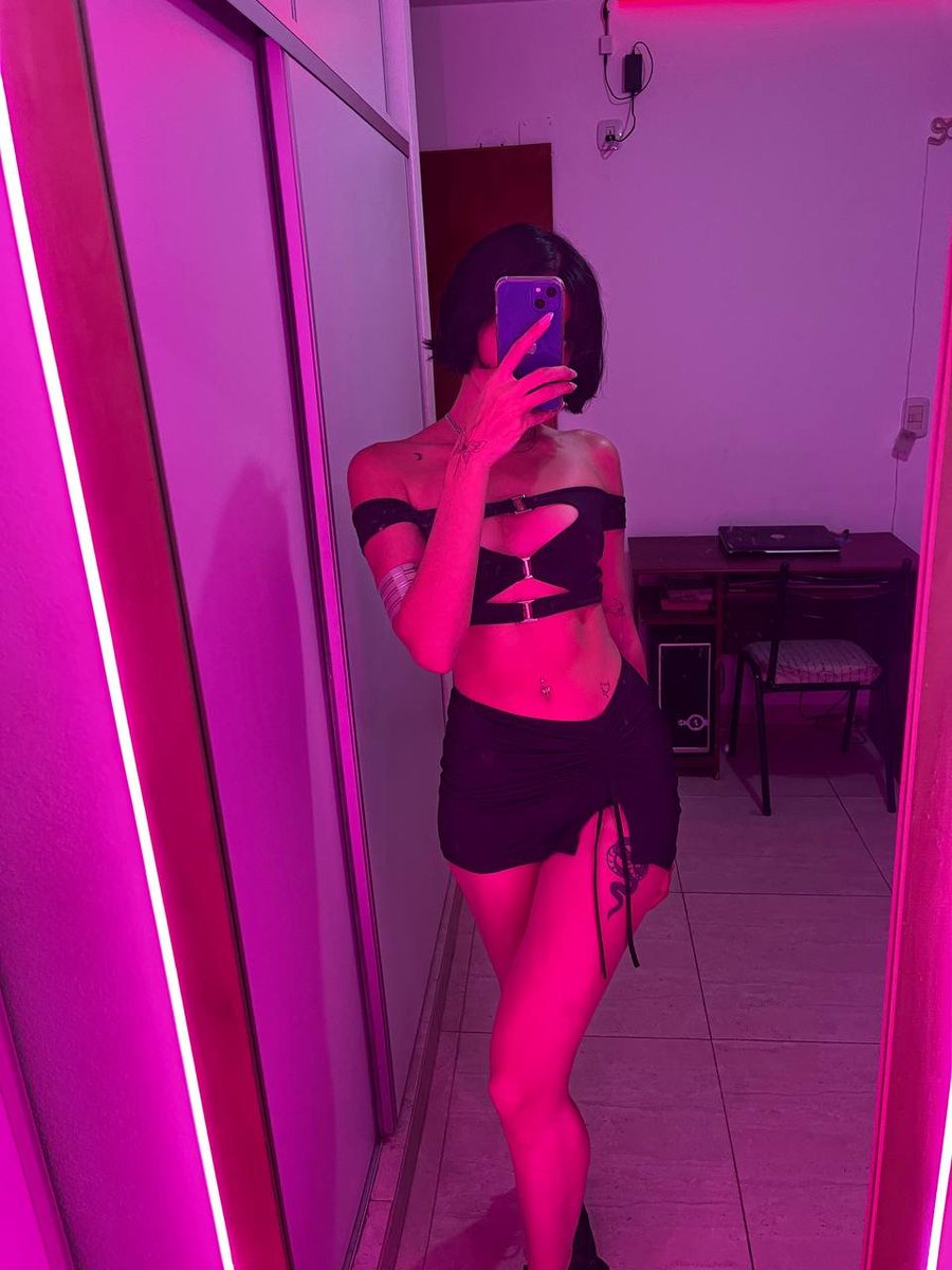 rate my outfit for today 🖤 https://t.co/nZmP8KUcam