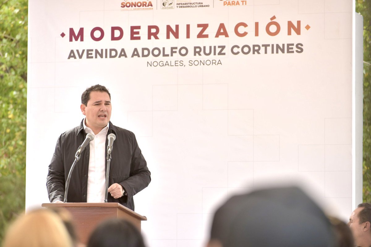 AdolfoSalazar_'s tweet photo. En gira por #Nogales, junto al Gobernador @AlfonsoDurazo, entregamos la obra de modernización de la Avenida Adolfo Ruíz Cortines, transformando la movilidad de esta importante vialidad.
#ObrasParaTi
#TierraDeOportunidades #compromisosfirmes https://t.co/EljeyDICVQ