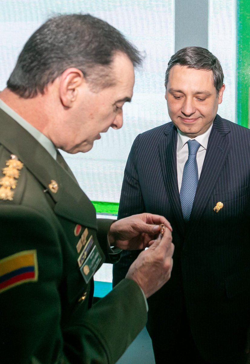 MauricioLizcano's tweet photo. Agradezco profundamente a la @PoliciaColombia por honrarme con la Medalla al Mérito Tecnológico. Este reconocimiento de la institución más querida de los colombianos es sobre todo para el equipo del @Ministerio_TIC, en donde trabajamos a diario para seguir alcanzando logros por una Colombia #PotencIAdigital.

#Policía2050