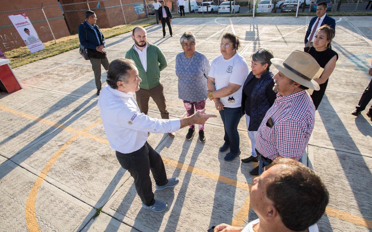 OctavioRomero_O's tweet photo. En nuestra visita a Tlaxcala también sostuvimos una reunión de trabajo con las y los compañeros de la delegación regional @Infonavit. Recalcamos la importancia de mejorar la atención y eliminar la burocracia para construir un Instituto con sensibilidad social. Además, recorrimos el Centro de Servicio para escuchar de primera mano las necesidades de las y los derechohabientes. 

Finalmente, cerramos la jornada en la Unidad Habitacional San Diego 94 de Apizaco, donde resolvimos las dudas de los vecinos sobre sus créditos y les explicamos los beneficios que el Instituto tiene para ellos. 

#2ndoPiso4T #DelEscritorioAlTerritorio