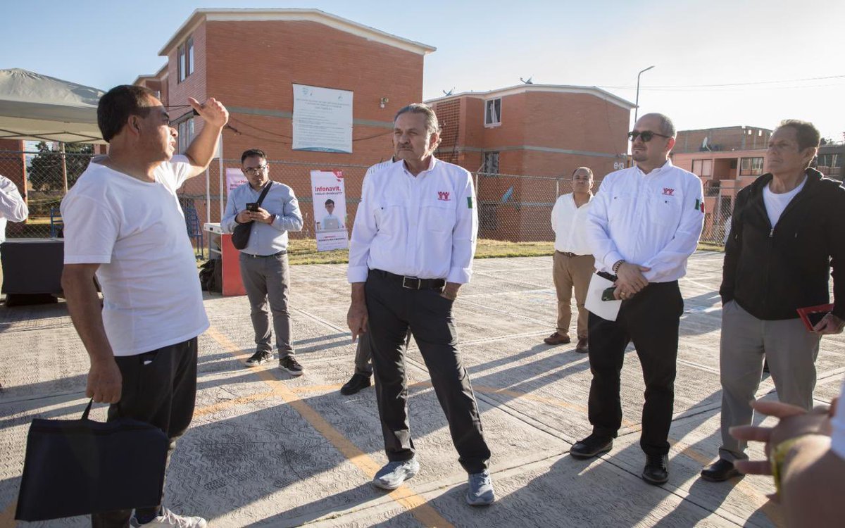OctavioRomero_O's tweet photo. En nuestra visita a Tlaxcala también sostuvimos una reunión de trabajo con las y los compañeros de la delegación regional @Infonavit. Recalcamos la importancia de mejorar la atención y eliminar la burocracia para construir un Instituto con sensibilidad social. Además, recorrimos el Centro de Servicio para escuchar de primera mano las necesidades de las y los derechohabientes. 

Finalmente, cerramos la jornada en la Unidad Habitacional San Diego 94 de Apizaco, donde resolvimos las dudas de los vecinos sobre sus créditos y les explicamos los beneficios que el Instituto tiene para ellos. 

#2ndoPiso4T #DelEscritorioAlTerritorio