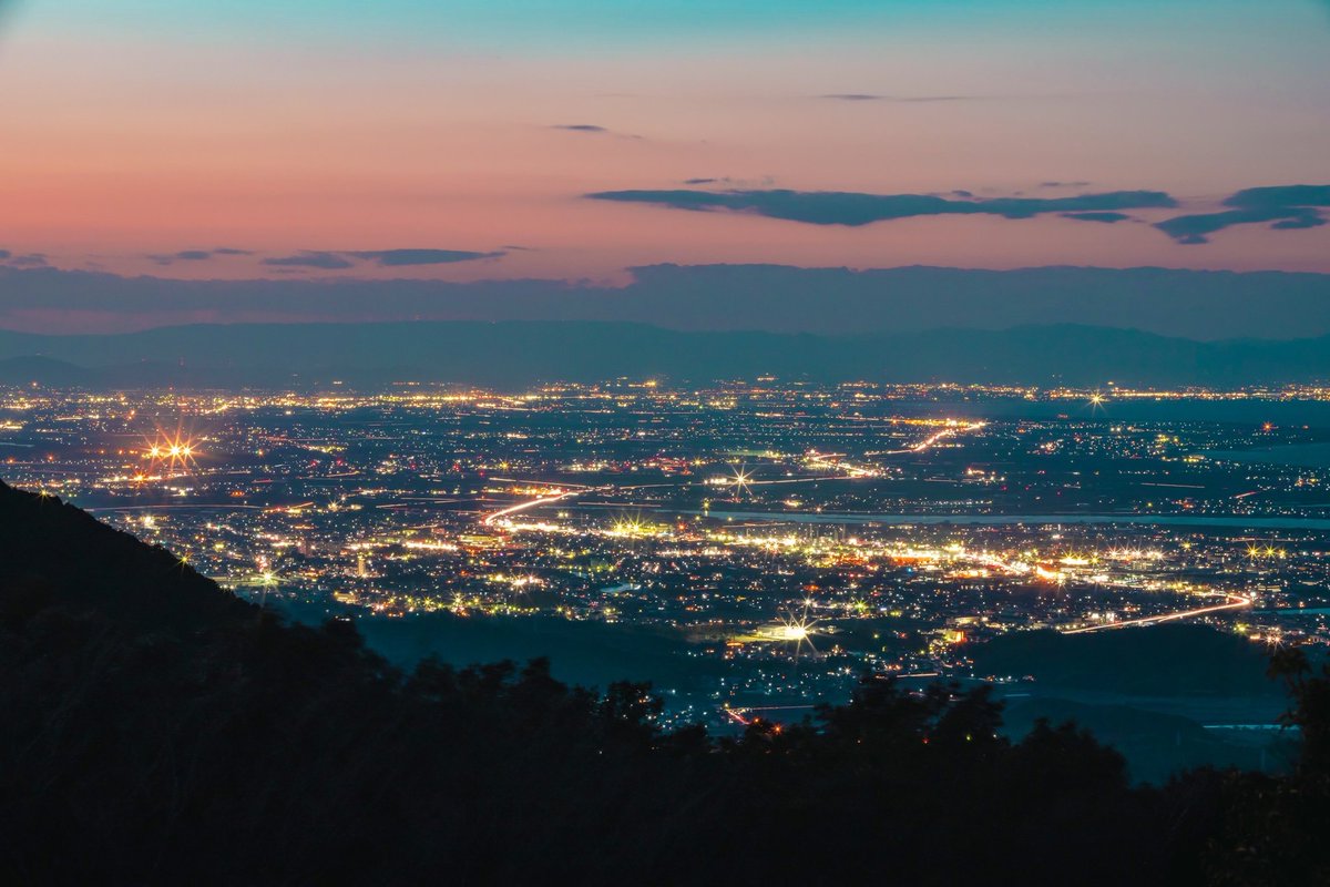 日が沈むのが早くなるこの時期は伊勢志摩スカイラインから伊勢市街の夕焼けと夜景を楽しむことが出来ます✨️
夕焼けから夜景に変わる17時前がおすすめです🤗
※19時にゲートが閉鎖しますのでご注意ください🙇‍♂️
1.2枚目は一宇田展望台から
3枚目は朝熊山頂展望台から
#夕焼け 
＃夜景
#フォトスポット
