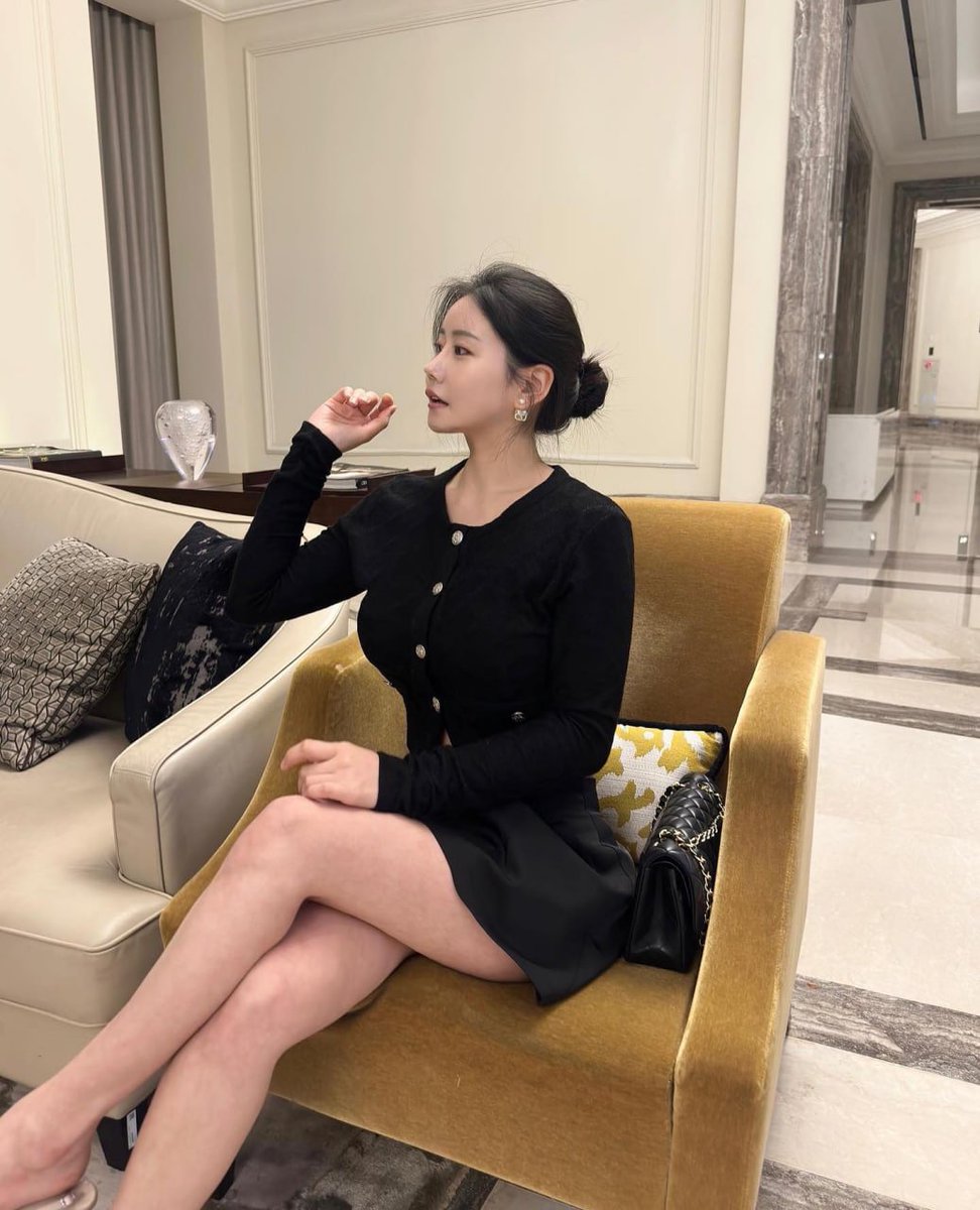 DonnaaaLee's tweet image. Tonight I appeared in an elegant and warm tweed suit  I looked classy I also tied my hair up 🌃🎇💃✨ #classyoutfit #ellegantwomas #businesswomanlife