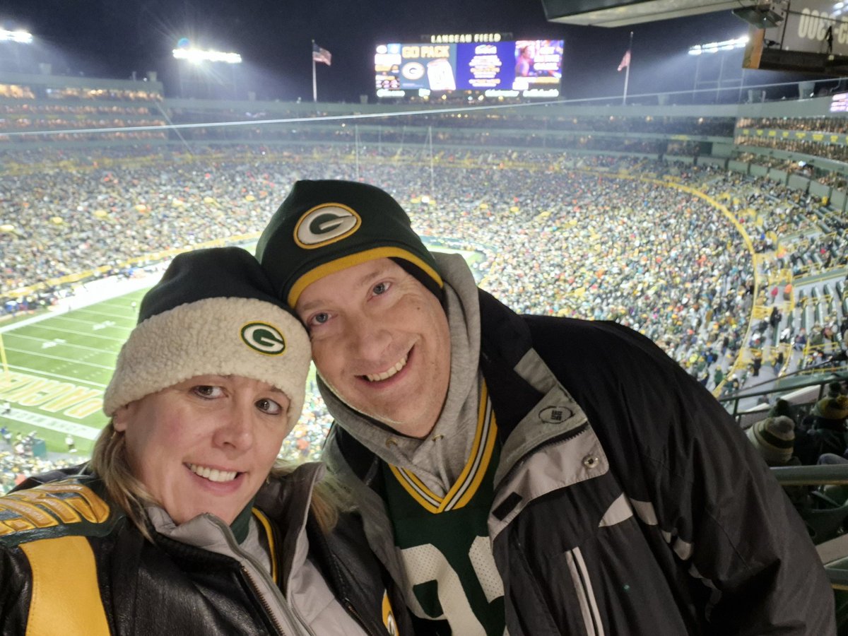 czswim's tweet photo. #GetLoudLambeau https://t.co/PKPsxXVqpZ
