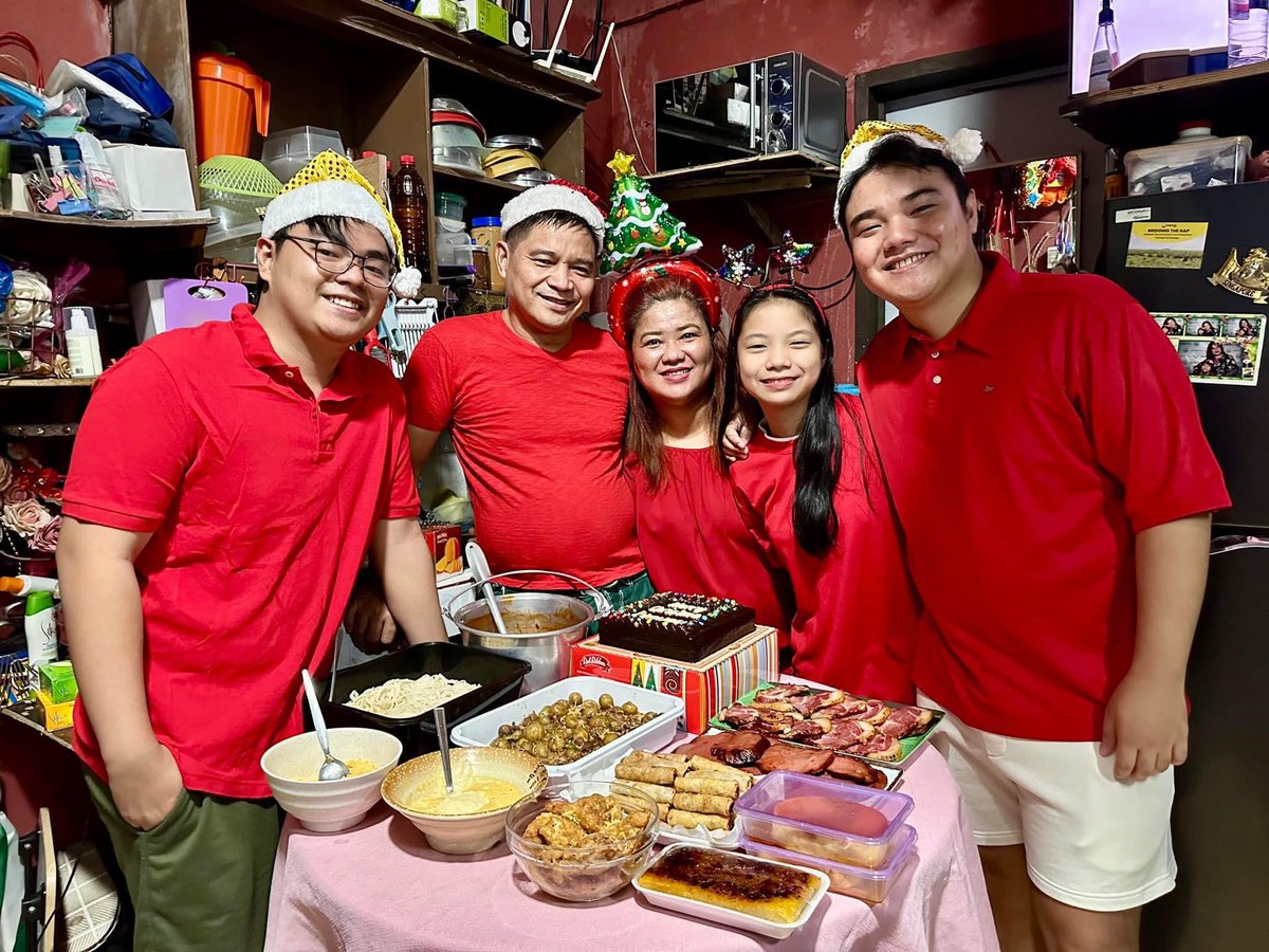 chocotablea's tweet photo. @MEIZU our most meaningful family photo because it is the last photo that we were able to take together before our house got burnt down, We may lost everything,But I thank God I had the most important people in my life that escaped, my family ❤️
#LightUpYourHolidayswithMEIZU https://t.co/DHoilw3Get