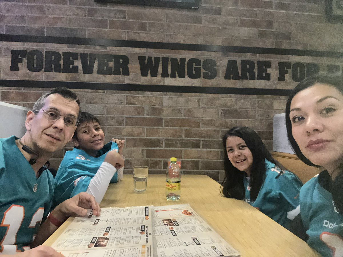 dinhemosa's tweet photo. @FOXImpactoNFL disfrutando en familia!! Vamos Delfines https://t.co/mu0agS8pXq