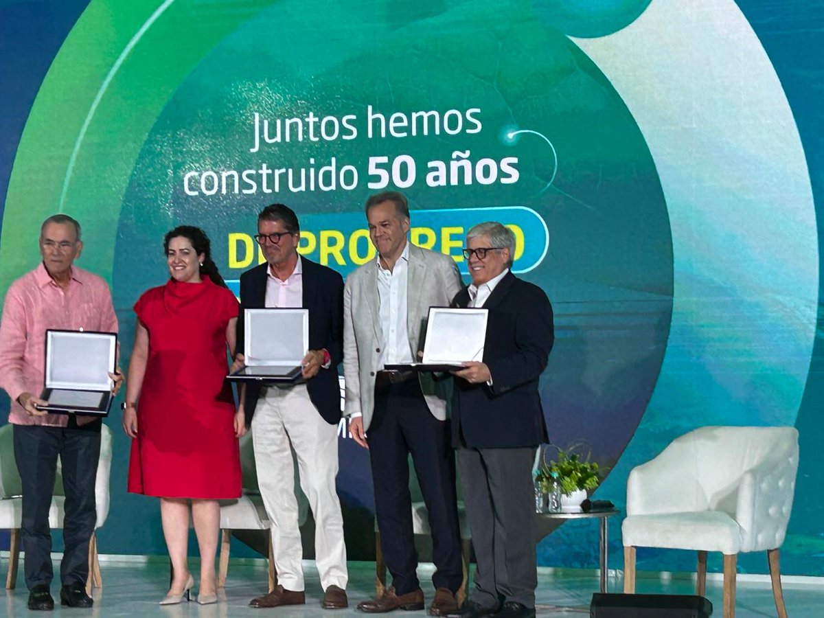promigasoficial's tweet photo. Y en un evento lleno de momentos especiales, tenemos una gran sorpresa para quienes nos han acompañado por más de 30 años en nuestra misión de impulsar el desarrollo del país. #PromigasEsProgreso #50AñosPromigas https://t.co/7LCgMGlcgl