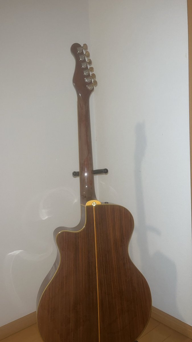 taiki_guitars's tweet photo. 新しいギター紹介✨🎸
「YAMAHA APX 10TS」(1992年製)です!
長渕剛さんモデルです!
この子、小ぶりのクセに生音出てくれます!
ライブでは1番活躍するであろう1本ですね!😊
ライブで使うと、長渕サウンドが出るかも?^_^
#長渕剛 #YAMAHA #APX10ts #アコギ https://t.co/A0hLH8b2Bn