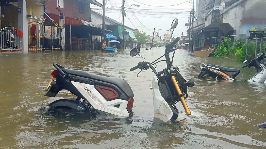 KhaosodEnglish's tweet photo. (1/2) Narathiwat Governor Trakul Tothum has declared an emergency disaster zone across all 13 districts of the province on Nov 28 due to severe flood. #flood #Narathiwas #naratiwat #disasterzone #thailand https://t.co/jx6bLY3Xp4