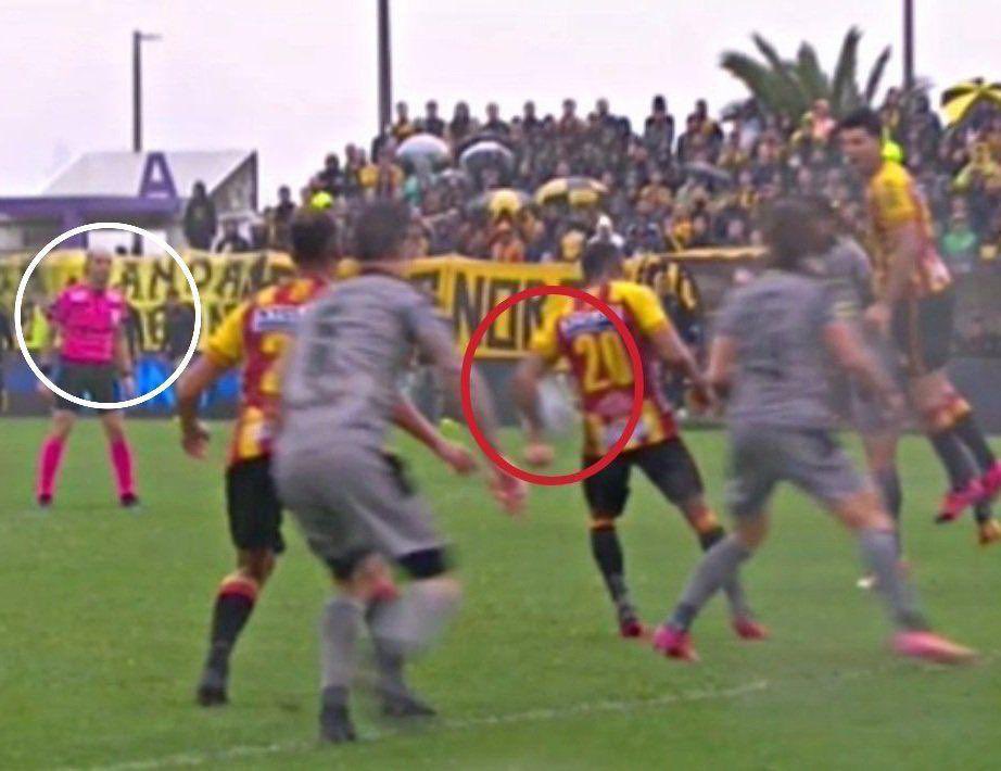 Javier Burgos, el del episodio de Peñarol - Sud América en Jardines, el que no cobró este penal frente a Progreso, el que amonestó a Aguerre por dominar la pelota, y muchas otras cosas, fue el elegido para arbitrar la última fecha ante Fénix en el CdS.Matonte arbitrará a Nacional