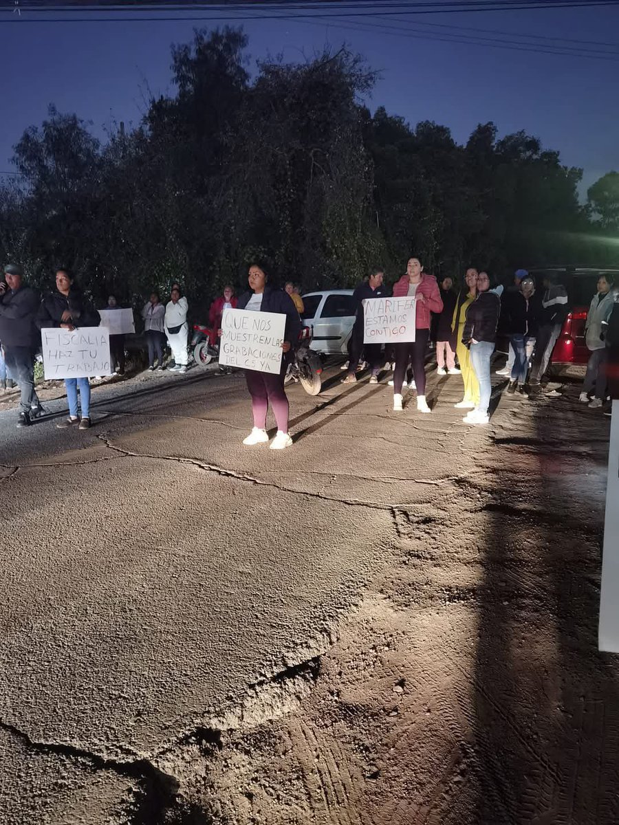 Univ_Edomex's tweet photo. 🔴 #Bloqueo en #Teotihuacán por desaparición de menor. 

Vecinos de #Atlatongo exigen la localización de una menor de 13 años, desaparecida desde el martes.

Impiden el paso vehicular de la #carretera #México-#Pirámides, afectando el tránsito en la región.

🚧 Piden células de búsqueda de Teotihuacán y #Acolman para acelerar la investigación.

Fotos especiales.